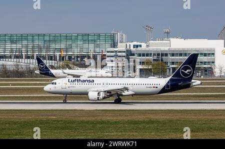 Ein Airbus A320-214 von Lufthansa startet von der Südstartbahn des Flughafen München. Registration D-AIZA. (München, Deutschland, 07.04.2023) Stock Photo