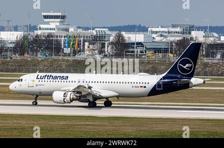 Ein Airbus A320-214 von Lufthansa startet von der Südstartbahn des Flughafen München. Registration D-AIZA. (München, Deutschland, 07.04.2023) Stock Photo