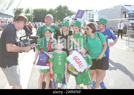 Family group of NI fans Northern Ireland v Norway UEFA Women's Euro St Mary's Stadium, Southampton Stock Photo