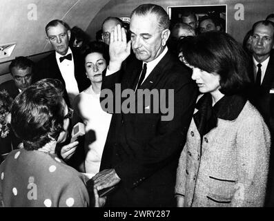 November 22, 1963: Dallas, Texas, United States: Swearing-in ceremony aboard Air Force On, in Dallas Love Field in Dallas, Texas. LYNDON JOHNSON is sworn in as the 36th President of the United States following the assassination of John F. Kennedy. Both Jackie Onassis and Lady Bird Johnson are in attendance. (Credit Image: © Keystone Press Agency/ZUMA Press Wire). EDITORIAL USAGE ONLY! Not for Commercial USAGE! Stock Photo
