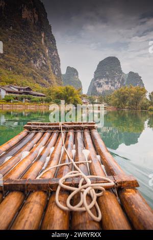 Beautiful Li river bamboo side Karst mountain landscape in Yangshuo Guilin, China Stock Photo