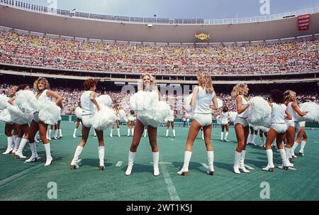 The Philadelphia Eagles cheerleaders perform before an NFL game. At Veterans Stadium and in 1981. Stock Photo