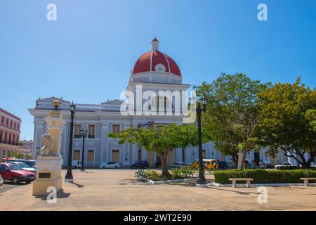 Old Town Hall (Antiguo Ayuntamiento) at Jose Marti Park in historic city centre of Cienfuegos, Cuba. Historic Cienfuegos Centre is a World Heritage Si Stock Photo