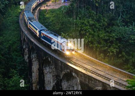 Ella, Sri Lanka, Asia - December 18, 2023: Train crosses the famous Nine Arches Bridge in Ella, Sri Lanka *** Zug fährt über die berühmte Brücke Nine Arches Bridge in Ella auf Sri Lanka Stock Photo