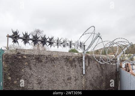 Spinner Protection Anti-wall climbing rotating security spikes & razor wire as a crime ...