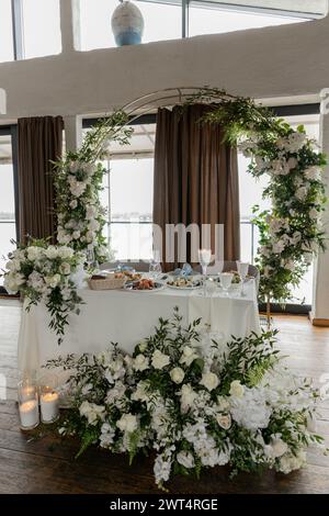 a Romantic wedding table with floral arch elegance Stock Photo