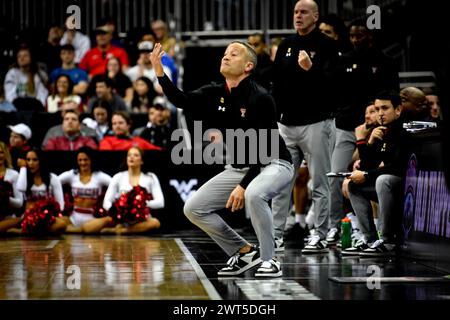 Kansas City, Missouri, USA. 14th Mar, 2024. Texas Tech Red Raiders Head Coach Grant MsCasland giving his players the sign.Phillips 66 Big 12 Men's Basketball Championship Quarterfinal. (Credit Image: © James Leyva/ZUMA Press Wire) EDITORIAL USAGE ONLY! Not for Commercial USAGE! Stock Photo