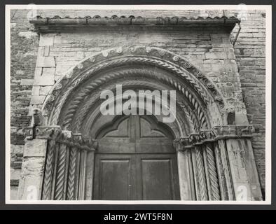 Marches Ancona Fabriano S. Agostino. Hutzel, Max 1960-1990 Medieval: Architecture (begun early 13th century): restored in 1768, 1938, and recently. Exterior: sculpted portal (early 14th century) and traces of ogival arches; 14th century frescos: Fabriano-Riminese school (restored 1933); late gothic frescos. Post-medieval: Richly decorated late baroque nave; 14th century frescos of the Fabriano-Riminese school (restored 1933); stucco work; works on canvas by Cades (18th century) Object Notes: Church was formerly known as S. Maria Nova [TCI/Marches] German-born photographer and scholar Max Hutze Stock Photo