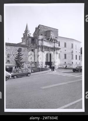 Umbria Terni Amelia Porta Romana. Hutzel, Max 1960-1990 Post-medieval: Porta Romana, city gate dating from 1703 Antiquities: Polygonal wall at the side of the Porta Romana, 5th-4th centuries B.C. Object Notes: Hutzel photo campaign date: October 9, 1985. General Notes: Numbers assigned to this monument form part of numerical sequence for campaign notes on S. Francesco or SS. Filippo e Giacomo. German-born photographer and scholar Max Hutzel (1911-1988) photographed in Italy from the early 1960s until his death. The result of this project, referred to by Hutzel as Foto Arte Minore, is thorough Stock Photo