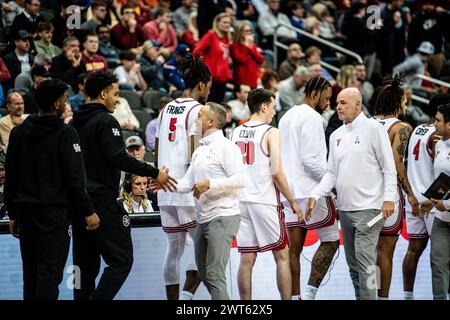 Kansas City, Missouri, USA. 15th Mar, 2024. Texas Tech Head Coach Grant McCasland shaking hands with the Houston players after the game.2024 Phillips 66 Big 12 Men's Basketball Championship Semifinal. (Credit Image: © James Leyva/ZUMA Press Wire) EDITORIAL USAGE ONLY! Not for Commercial USAGE! Stock Photo