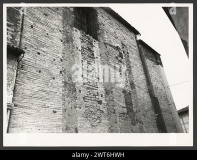 Marches Ancona Fabriano S. Agostino. Hutzel, Max 1960-1990 Medieval: Architecture (begun early 13th century): restored in 1768, 1938, and recently. Exterior: sculpted portal (early 14th century) and traces of ogival arches; 14th century frescos: Fabriano-Riminese school (restored 1933); late gothic frescos. Post-medieval: Richly decorated late baroque nave; 14th century frescos of the Fabriano-Riminese school (restored 1933); stucco work; works on canvas by Cades (18th century) Object Notes: Church was formerly known as S. Maria Nova [TCI/Marches] German-born photographer and scholar Max Hutze Stock Photo