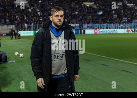 Bergamo, Italy. 14th Mar, 2024. Italy, Bergamo, march 14 2024: Rafael Toloi (Atalanta) enters the field and moves to the bench during soccer game Atalanta BC vs Sporting CP, Europa League Round of 16 2nd Leg Gewiss Stadium (Photo by Fabrizio Andrea Bertani/Pacific Press) Credit: Pacific Press Media Production Corp./Alamy Live News Stock Photo