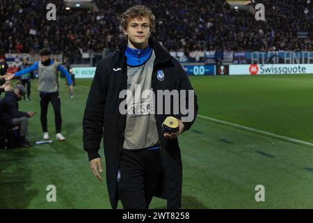 Bergamo, Italy. 14th Mar, 2024. Italy, Bergamo, march 14 2024: Giorgio Scalvini (Atalanta) enters the field and moves to the bench during soccer game Atalanta BC vs Sporting CP, Europa League Round of 16 2nd Leg Gewiss Stadium (Photo by Fabrizio Andrea Bertani/Pacific Press) Credit: Pacific Press Media Production Corp./Alamy Live News Stock Photo