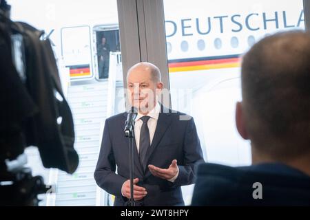 Pressestatement Von Bundeskanzler Scholz Am Berlinber Flughafen Vor ...