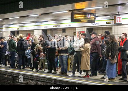 London, UK. 16th Mar, 2024. Passengers waiting on the platform at Victoria underground station amid delays on Circle and District lines. (Credit Image: © Steve Taylor/SOPA Images via ZUMA Press Wire) EDITORIAL USAGE ONLY! Not for Commercial USAGE! Stock Photo