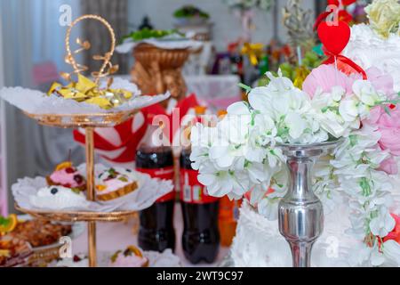 Decorating the wedding table at a gypsy wedding. Ukraine, Vinnytsia, August 10, 2021 Stock Photo