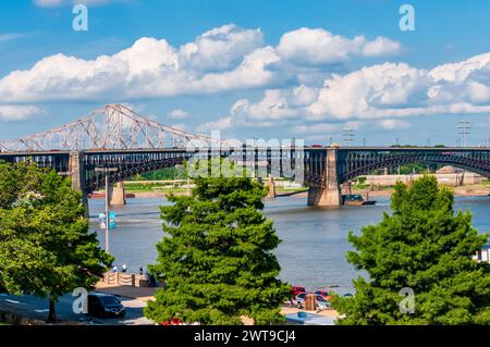 Gateway Arch stands alongside the Mississippi River in St. Louis Missouri Stock Photo