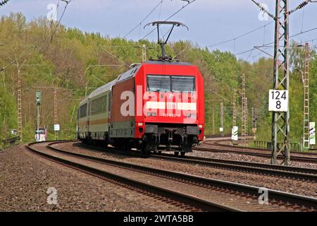 Lokbespannte Züge im Fernverkehr BEARBEITET: Auf der Strecke zwischen Essen Hauptbahnhof und Mülheim an der Ruhr fährt ein Intercity mit der Baureihe 101. Essen Nordrhein-Westfalen Deutschland *** Locomotive-hauled long-distance trains WORKED On the line between Essen Central Station and Mülheim an der Ruhr, an Intercity train with class 101 Essen North Rhine-Westphalia Germany Stock Photo