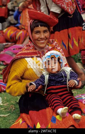 Willoq, Urubamba Valley, Peru.   Quechua Mother and Child. Stock Photo