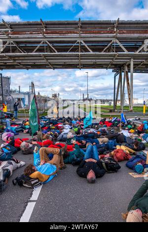 Rotterdam, South Holland, Netherlands. 16th Mar, 2024. Climate activists stage a ''die-in'' at the entrance of the refineries of Shell in the Netherlands. On March 16, 2024, along with protests in Scotland, Germany, Denmark, Norway, and Sweden, Extinction Rebellion Netherlands activists protested at Shell's offices and refinery factories. The aim of these international protestor is to stop drilling in the North Sea. (Credit Image: © James Petermeier/ZUMA Press Wire) EDITORIAL USAGE ONLY! Not for Commercial USAGE! Stock Photo