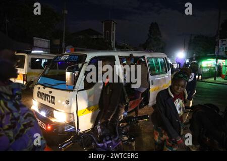 A mini van drops commuters at a bus stop in Kibera Slum, Nairobi. Kibera, the largest slum in Nairobi and Africa, is home to more than a million resid Stock Photo