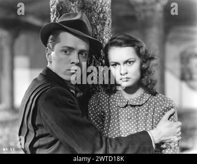 RICHARD ATTENBOROUGH and CAROL MARSH in a scene from BRIGHTON ROCK 1947 Director JOHN BOULTING Novel GRAHAM GREENE  Cinematography HARRY WAXMAN Music HANS MAY Producer ROY BOULTING Charter Film Productions / Pathe / ABPC Stock Photo