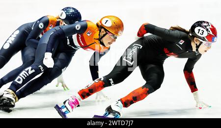 ROTTERDAM - Suzanne Schulting and Xandra Velzeboer during the quarter-final 1000 meters at the World Short Track Championships in Ahoy. ANP IRIS VAN DEN BROEK Stock Photo