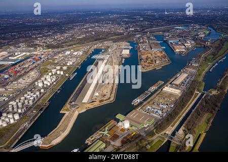 Luftbild, Duisport - Duisburger Hafen, Hafengebiet mit Ölinsel, Kohleninsel und Schrottinsel, Ruhrort, Duisburg, Ruhrgebiet, Nordrhein-Westfalen, Deutschland, Duisburg-N ACHTUNGxMINDESTHONORARx60xEURO *** Aerial view, Duisport Duisburg harbor, harbor area with oil island, coal island and scrap island, Ruhrort, Duisburg, Ruhr area, North Rhine-Westphalia, Germany, Duisburg N ACHTUNGxMINDESTHONORARx60xEURO Stock Photo