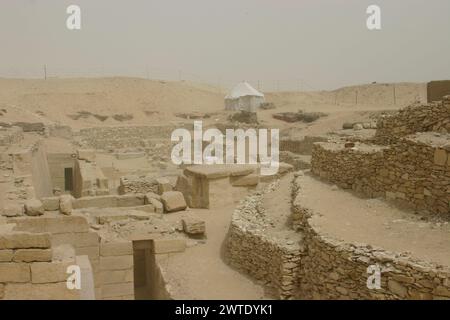 Egypt, Saqqara, near Unas causeway, sandstorm (Khamsin) on Akhetetep French mission. Stock Photo