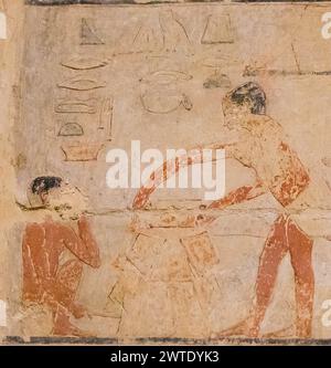 Egypt, Saqqara, tomb of Ty, brewery scenes : Heat the molds for the breads. Stock Photo