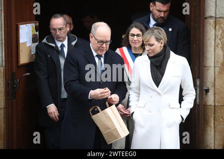 Feldbach, France. 17th Mar, 2024. © PHOTOPQR/L'ALSACE/Vincent VOEGTLIN ; Feldbach ; 17/03/2024 ; Le prince Albert II de Monaco (g) montre l'un des cadeaux à sa femme Charlene Wittstock (d) regarde un des cadeaux à la sortie de l'église Saint-Jacques sous le regard de Sylvie Renger (maire de la commune), 17 mars 2024. - Prince Albert II of Monaco and Princess Charlene of Monaco made an official visit to Thann March 17, 2024 Credit: MAXPPP/Alamy Live News Stock Photo