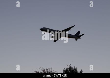 JetBlue plane flying into Reagan National Airport in Washington, D.C. Stock Photo