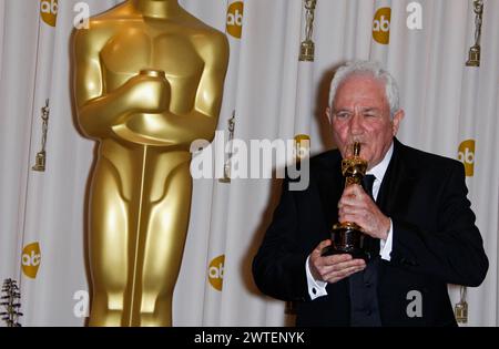 David Seidler dies aged 87 DAVID SEIDLER Best Writing Original Screenplay 83rd Annual Academy Awards - Oscars Kodak Theatre, Hollywood, CA, USA. February 27th, 2011 Pressroom press room winner trophy half length black suit jacket kiss kissing CAP/PE Peter Eden/ Antibes France Copyright: xPeterxEden/CapitalxPicturesx Stock Photo