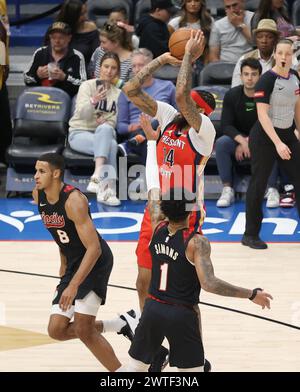 Portland Trail Blazers guard Anfernee Simons, left, dunks over Indiana ...