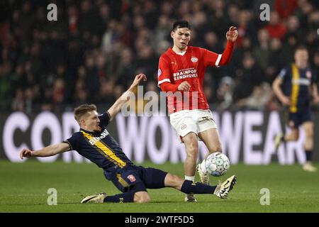 EINDHOVEN - (l-r) Michal Sadilek of FC Twente, Hirving Lozano of PSV Eindhoven during the Dutch Eredivisie match between PSV Eindhoven and FC Twente at the Phillips stadium on March 17, 2024 in Eindhoven, Netherlands. ANP MAURICE VAN STEEN Stock Photo