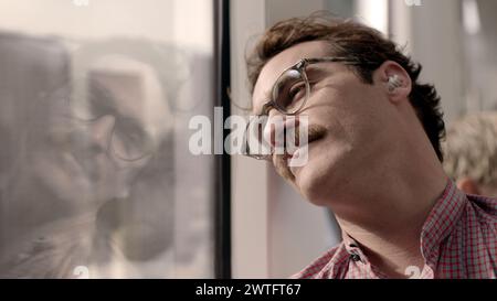 Her (2013) directed by Spike Jonze and starring Joaquin Phoenix, Amy Adams, Scarlett Johansson and Chris Pratt. A lonely writer falls in love with Samantha, a computer operating system. Publicity still ***EDITORIAL USE ONLY***. Credit: BFA / WB Stock Photo