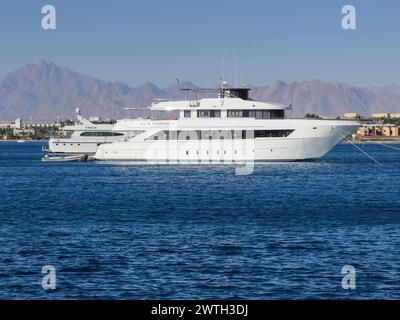Yachten, Ausflugsschiffe vor Hurghada, Ägypten *** Yachts, excursion boats off Hurghada, Egypt Stock Photo