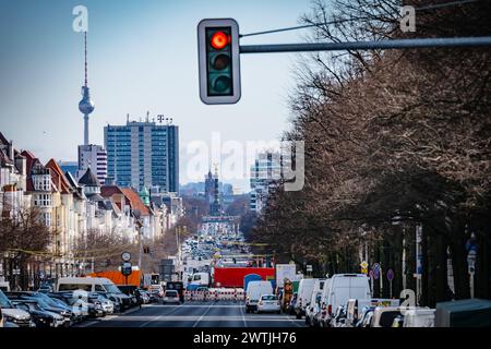 Berlin : Panorama von Berlin, West-Ost-Achse vom Theodor Heuss Platz mit Blick über Kaiserdamm, Bismarckstraße, Ernst Reuter Platz, Straße des 17. Juni über Brandenburger Tor auf Rote Rathaus Berlin - 18.03.2024 Berlin *** Berlin panorama of Berlin, west-east axis from Theodor Heuss Platz with view over Kaiserdamm, Bismarckstraße, Ernst Reuter Platz, Straße des 17 Juni over Brandenburger Tor to Rote Rathaus Berlin 18 03 2024 Berlin Stock Photo