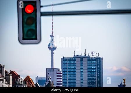 Berlin : Panorama von Berlin, West-Ost-Achse vom Theodor Heuss Platz mit Blick über Kaiserdamm, Bismarckstraße, Ernst Reuter Platz, Straße des 17. Juni über Brandenburger Tor auf Rote Rathaus Berlin - 18.03.2024 Berlin *** Berlin panorama of Berlin, west-east axis from Theodor Heuss Platz with view over Kaiserdamm, Bismarckstraße, Ernst Reuter Platz, Straße des 17 Juni over Brandenburger Tor to Rote Rathaus Berlin 18 03 2024 Berlin Stock Photo