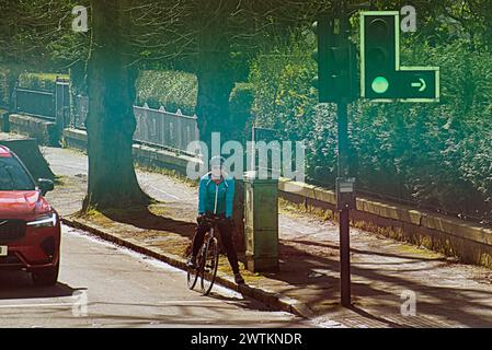 Glasgow, Scotland, UK. 18th March, 2024: UK Weather:  Sunny spring weather in the city  saw locals and tourists in the city centre.  In the west end. Credit Gerard Ferry/Alamy Live News Stock Photo