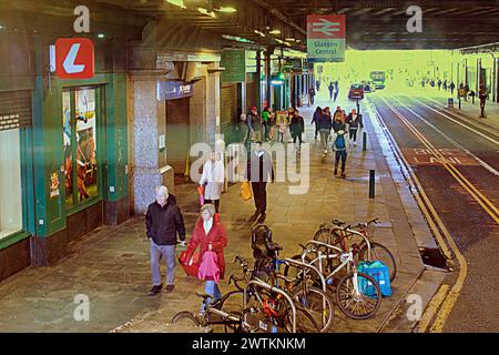 Glasgow, Scotland, UK. 18th March, 2024: UK Weather:   A busy argyle street and the bridge of central station known as the heilanders umbrella due for a refurbishment Sunny spring weather in the city  saw locals and tourists in the city centre. Credit Gerard Ferry/Alamy Live News Stock Photo