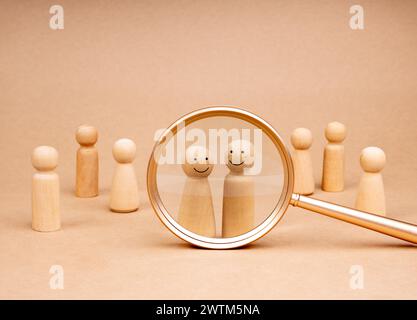 Consultation family psychologist, relationship counseling and match couple, love calculator online concepts. Wood figures, happy man and woman in gold Stock Photo