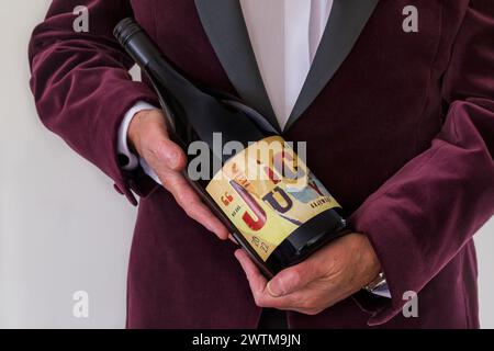 Man carrying magnum of wine - Peter Juicy Gajewski magnum bottle of Juicy Shiraz red wine product of Australia, Australian - Juicy's Shiraz 2022 Stock Photo