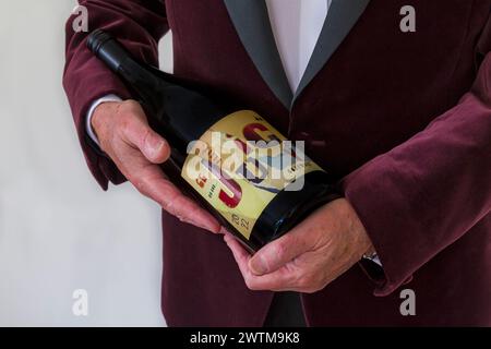 Man carrying magnum of wine - Peter Juicy Gajewski magnum bottle of Juicy Shiraz red wine product of Australia, Australian - Juicy's Shiraz 2022 Stock Photo