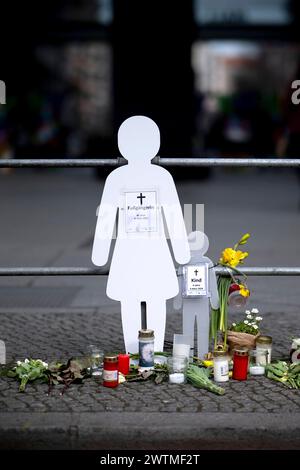 Mahnwache getoetete Fussgaengerin und Kind DEU, Deutschland, Germany, Berlin, 12.03.2024 Mahnmal mit Symbol weisses Schild Mahnwache Shilhouette fuer getoetete Fussgaengerin 41 Jahre am 9. Maerz 2024 und ihr Kind 4 Jahre alt als Verkehrsunfallopfer-Erinnerungs-Figur der Initiativen Vision Zero Fuss e.V, VCD Verkehrsclub Deutschland und Changing Cities am Rande der Leipziger Strasse in Berlin Mitte Deutschland . Aktion fuer mehr Sicherheit im Strassenverkehr auf Grundlage des Unfalls . Nach Angaben der Polizei hat ein 83-jähriger Autofahrer mit ueberhoehter Geschwindigkeit bei einem schweren Ve Stock Photo