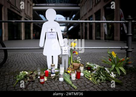 Mahnwache getoetete Fussgaengerin und Kind DEU, Deutschland, Germany, Berlin, 12.03.2024 Mahnmal mit Symbol weisses Schild Mahnwache Shilhouette fuer getoetete Fussgaengerin 41 Jahre am 9. Maerz 2024 und ihr Kind 4 Jahre alt als Verkehrsunfallopfer-Erinnerungs-Figur der Initiativen Vision Zero Fuss e.V, VCD Verkehrsclub Deutschland und Changing Cities am Rande der Leipziger Strasse in Berlin Mitte Deutschland . Aktion fuer mehr Sicherheit im Strassenverkehr auf Grundlage des Unfalls . Nach Angaben der Polizei hat ein 83-jähriger Autofahrer mit ueberhoehter Geschwindigkeit bei einem schweren Ve Stock Photo