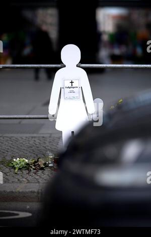 Mahnwache getoetete Fussgaengerin und Kind DEU, Deutschland, Germany, Berlin, 12.03.2024 Mahnmal mit Symbol weisses Schild Mahnwache Shilhouette fuer getoetete Fussgaengerin 41 Jahre am 9. Maerz 2024 und ihr Kind 4 Jahre alt als Verkehrsunfallopfer-Erinnerungs-Figur der Initiativen Vision Zero Fuss e.V, VCD Verkehrsclub Deutschland und Changing Cities am Rande der Leipziger Strasse in Berlin Mitte Deutschland . Aktion fuer mehr Sicherheit im Strassenverkehr auf Grundlage des Unfalls . Nach Angaben der Polizei hat ein 83-jähriger Autofahrer mit ueberhoehter Geschwindigkeit bei einem schweren Ve Stock Photo