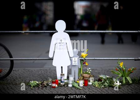 Mahnwache getoetete Fussgaengerin und Kind DEU, Deutschland, Germany, Berlin, 12.03.2024 Mahnmal mit Symbol weisses Schild Mahnwache Shilhouette fuer getoetete Fussgaengerin 41 Jahre am 9. Maerz 2024 und ihr Kind 4 Jahre alt als Verkehrsunfallopfer-Erinnerungs-Figur der Initiativen Vision Zero Fuss e.V, VCD Verkehrsclub Deutschland und Changing Cities am Rande der Leipziger Strasse in Berlin Mitte Deutschland . Aktion fuer mehr Sicherheit im Strassenverkehr auf Grundlage des Unfalls . Nach Angaben der Polizei hat ein 83-jähriger Autofahrer mit ueberhoehter Geschwindigkeit bei einem schweren Ve Stock Photo