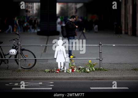 Mahnwache getoetete Fussgaengerin und Kind DEU, Deutschland, Germany, Berlin, 12.03.2024 Mahnmal mit Symbol weisses Schild Mahnwache Shilhouette fuer getoetete Fussgaengerin 41 Jahre am 9. Maerz 2024 und ihr Kind 4 Jahre alt als Verkehrsunfallopfer-Erinnerungs-Figur der Initiativen Vision Zero Fuss e.V, VCD Verkehrsclub Deutschland und Changing Cities am Rande der Leipziger Strasse in Berlin Mitte Deutschland . Aktion fuer mehr Sicherheit im Strassenverkehr auf Grundlage des Unfalls . Nach Angaben der Polizei hat ein 83-jähriger Autofahrer mit ueberhoehter Geschwindigkeit bei einem schweren Ve Stock Photo