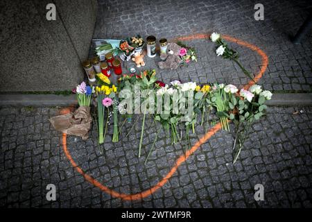 Mahnwache getoetete Fussgaengerin und Kind DEU, Deutschland, Germany, Berlin, 12.03.2024 Markierung der Polizei am Unfallort un abgelegte Blumen und Kerzen als Mahnmal fuer die getoetete Fussgaengerin 41 Jahre am 9. Maerz 2024 und ihr Kind 4 Jahre alt der Initiativen Vision Zero Fuss e.V, VCD Verkehrsclub Deutschland und Changing Cities am Rande der Leipziger Strasse in Berlin Mitte Deutschland . Aktion fuer mehr Sicherheit im Strassenverkehr auf Grundlage des Unfalls . Nach Angaben der Polizei hat ein 83-jähriger Autofahrer mit ueberhoehter Geschwindigkeit bei einem schweren Verkehrsunfall di Stock Photo